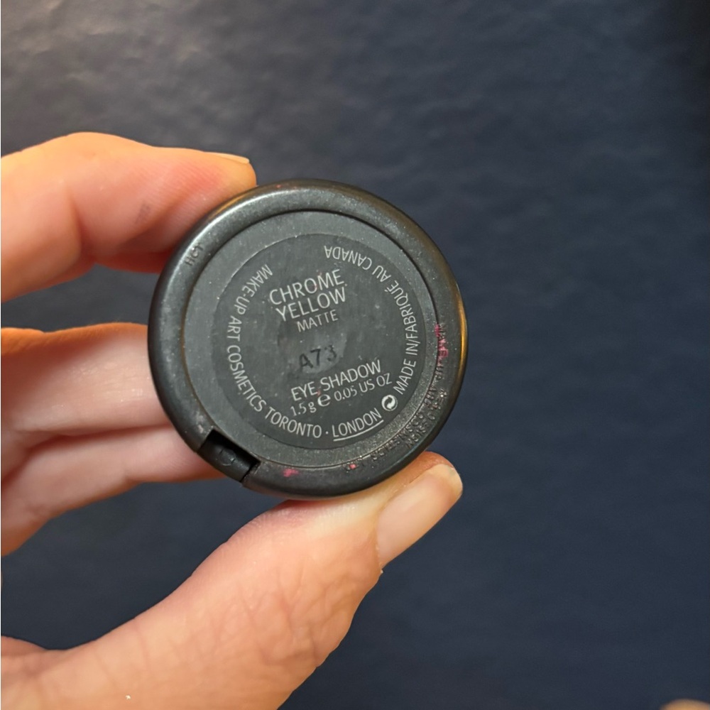 MAC “Chrome Yellow” Matte Yellow Eyeshadow NWOB - Picture 3 of 4